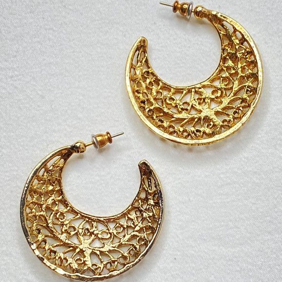 Huggie Hoop Pierced Earrings Gold Tone Filagree - Picture 6 of 8